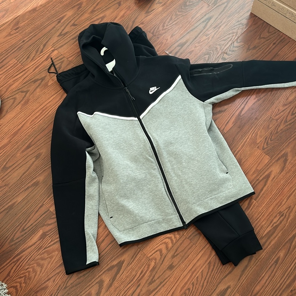 Nike Men's Black and Gray Performance Full-Zip Hoodie Jacket and joggers